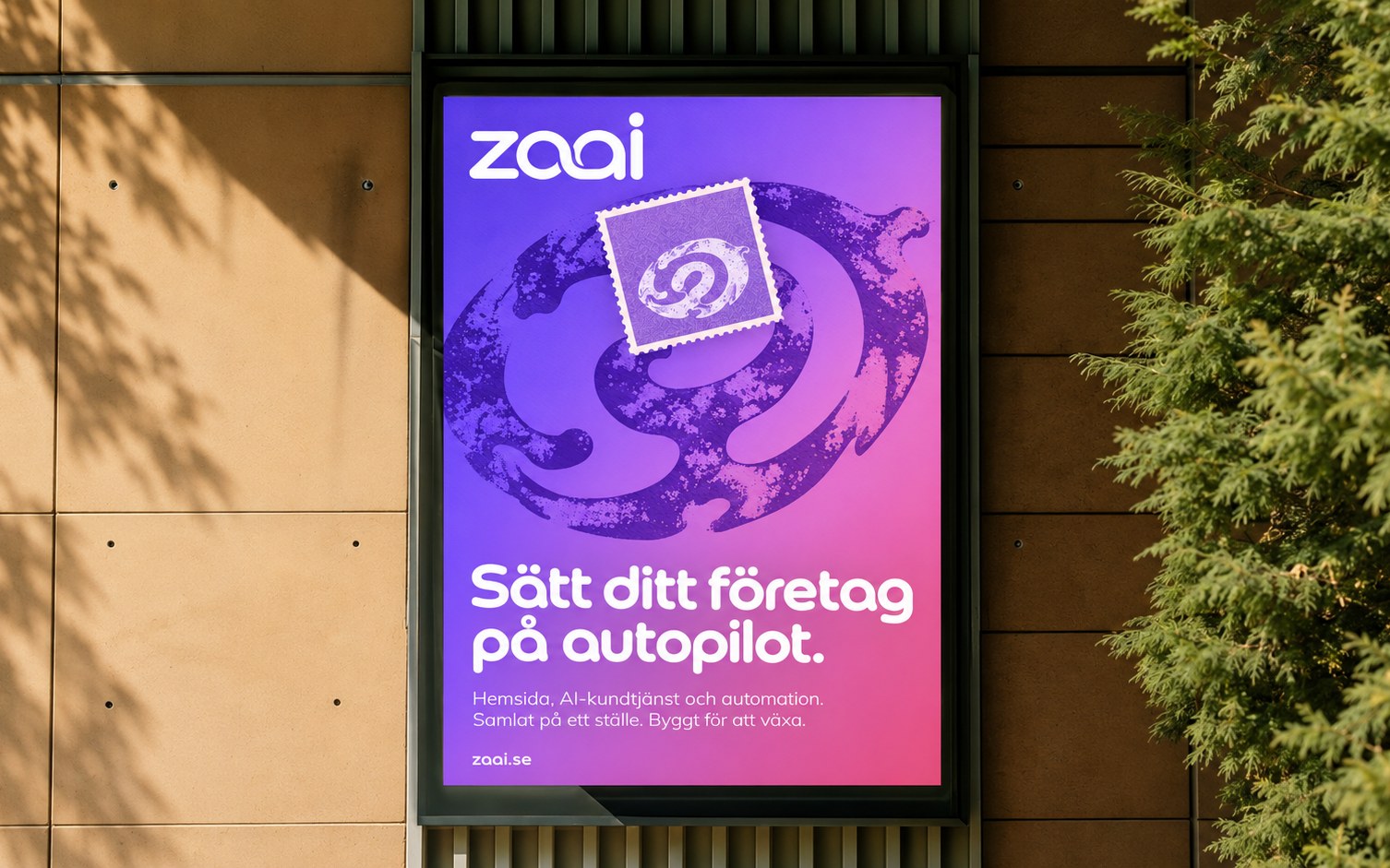 Reklamskylt för ZAAI på en solig vägg